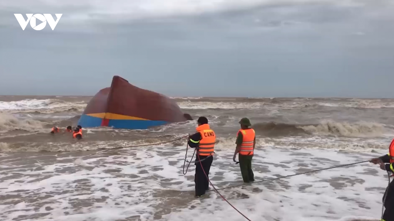 Khẩn trương giúp đỡ người dân khắc phục hậu quả bão số 10 trên địa bàn Quân khu 4